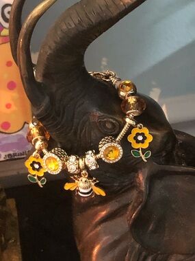 Yellow Flower & Bee 🐝 Charm Bracelet - Women's Jewelry